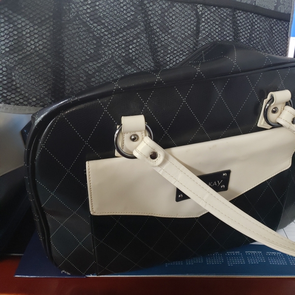 A duffle cosmetics bag from Mary Kay - Picture 3 of 6